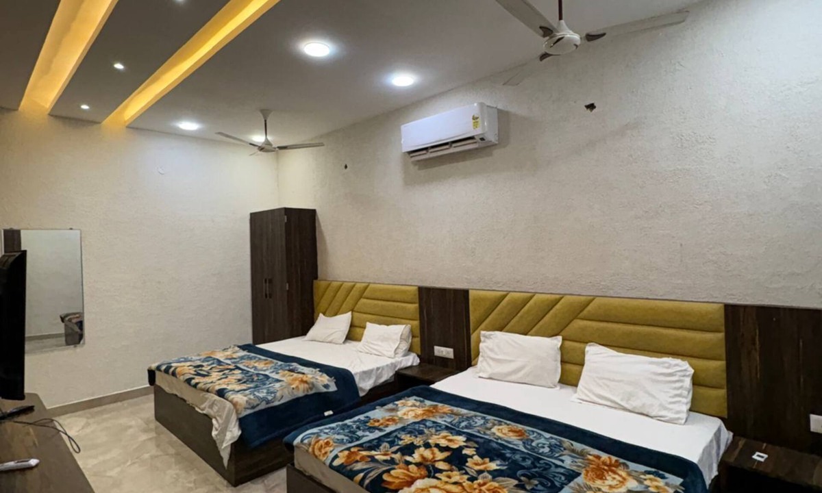 Amritsar Hotel | 5 min walk to Golden Temple. 6 rooms, 8 baths. Call +91 7973545479 today now.