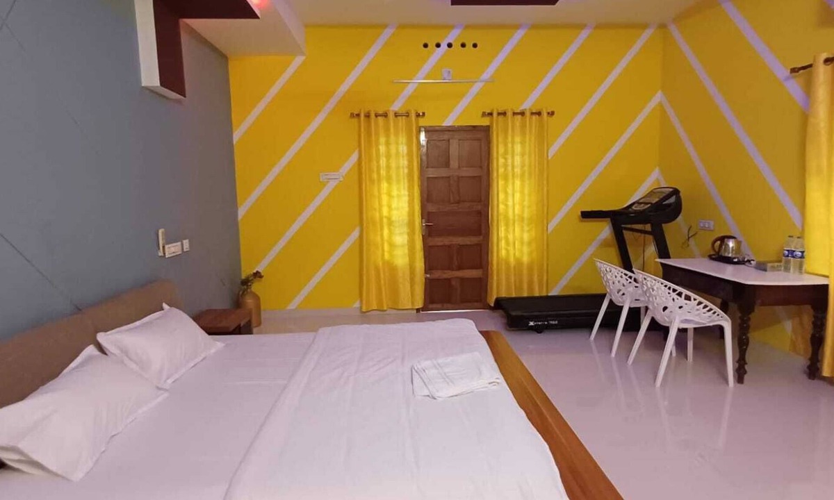Kochi Bed & Breakfast | A/c Deluxe bedroom With Balconey