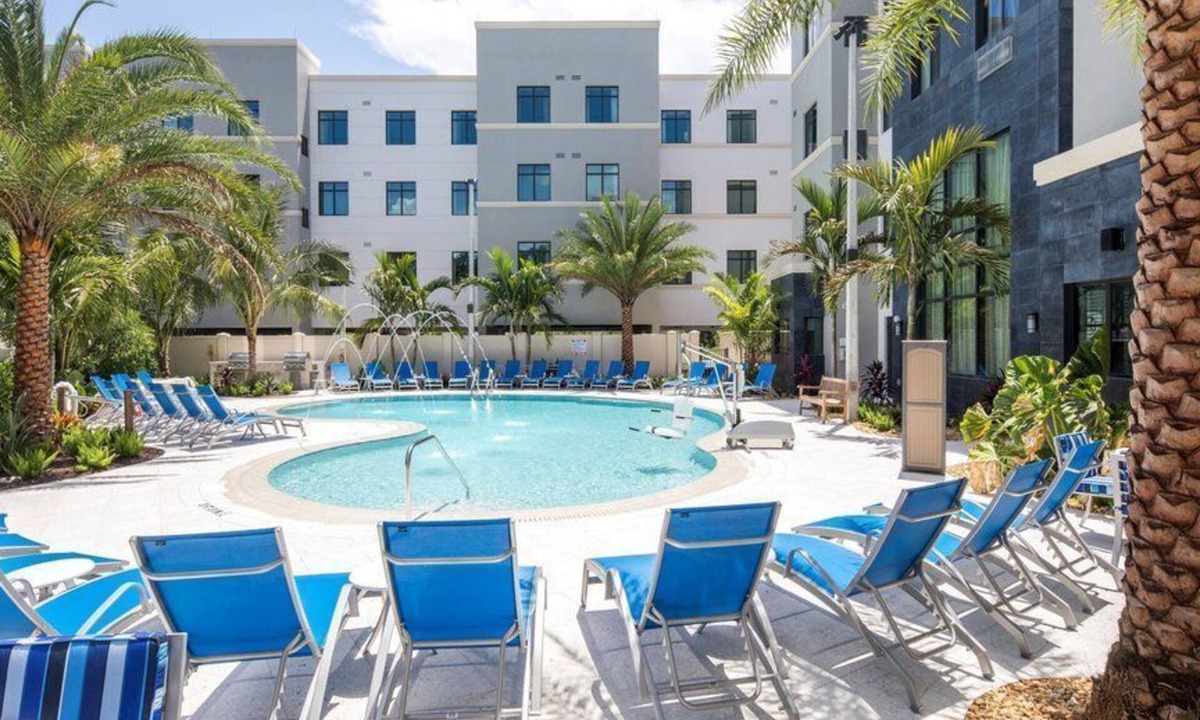 Ole Apartment | Accessible Pool-View Studio Suite in Naples