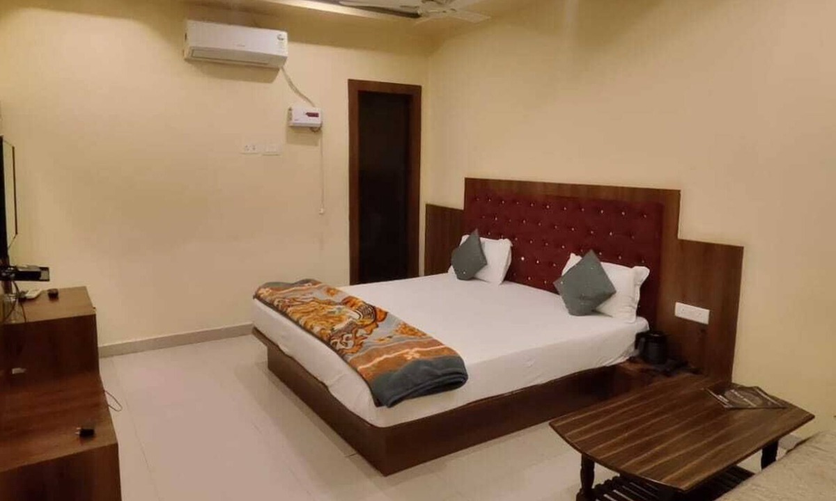 Varanasi Hotel | Aman Hotel