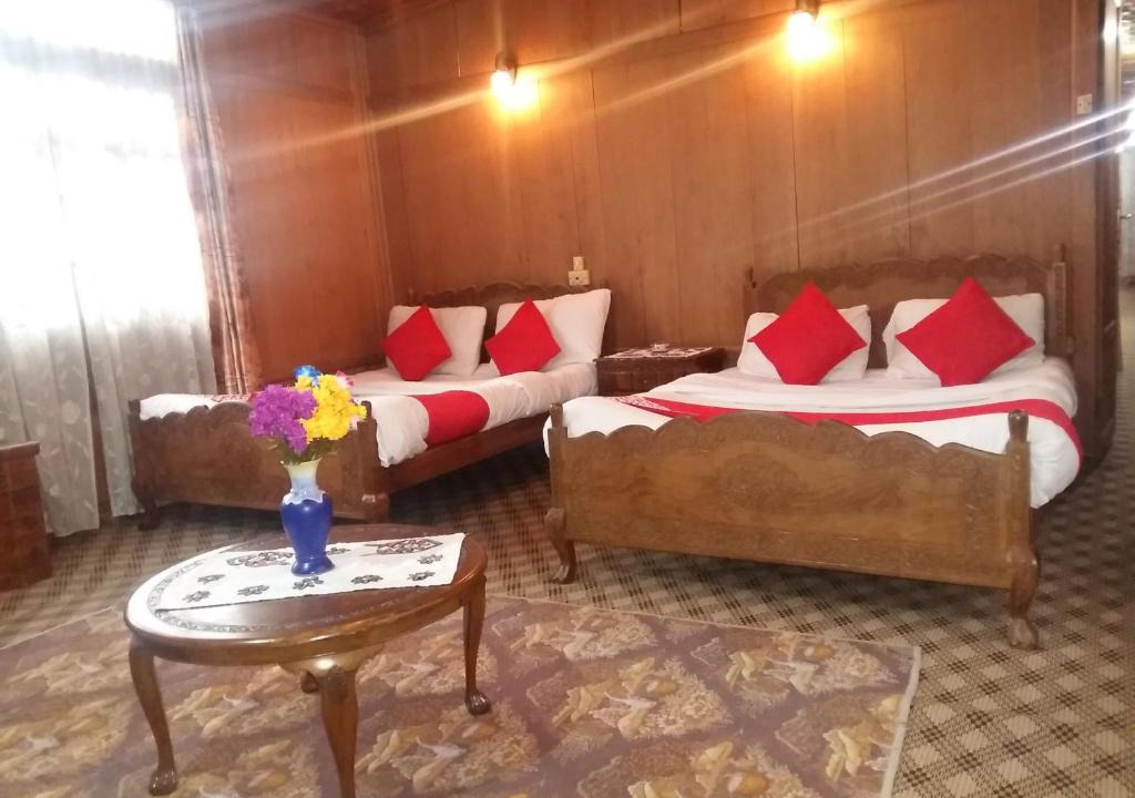 Dal Lake Boat Rental | America group of houseboats