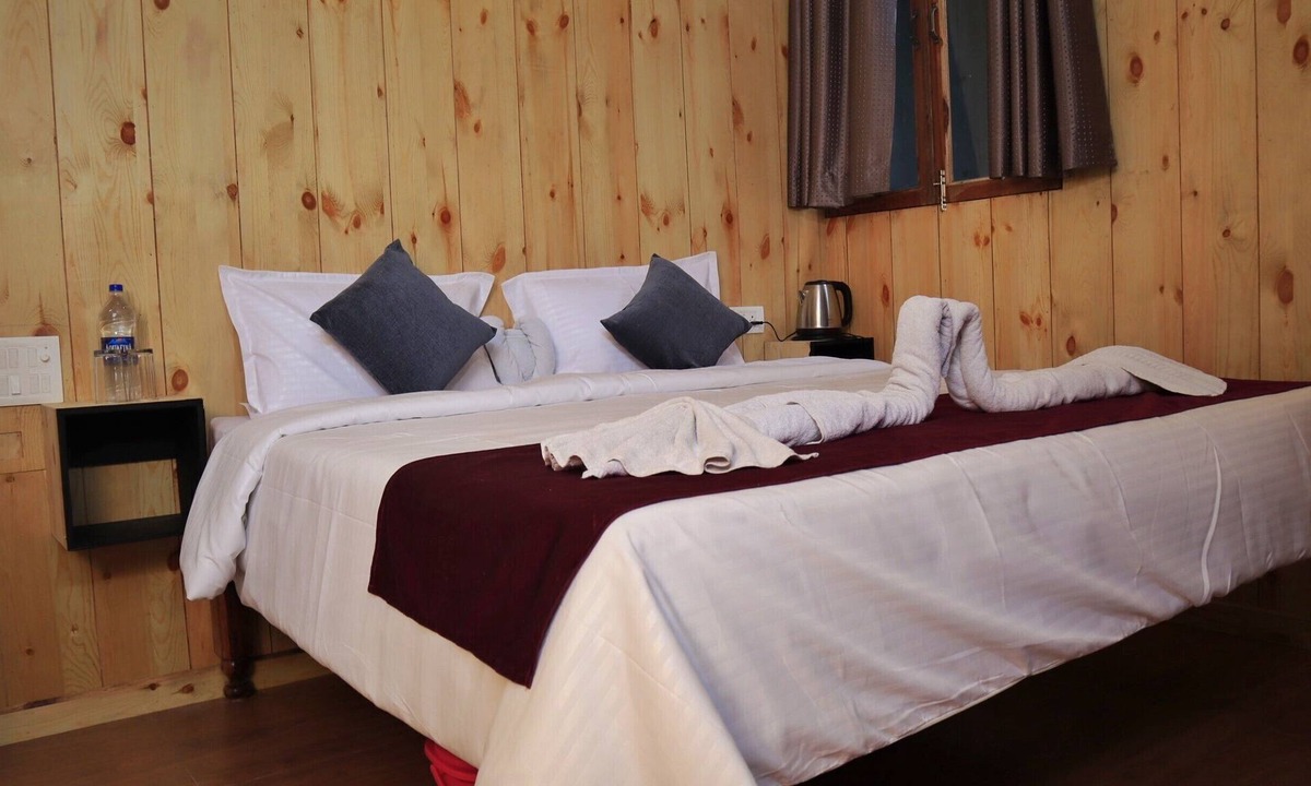 Bhimtal Hotel | Arahnyam Pool Side Cafe & Resort