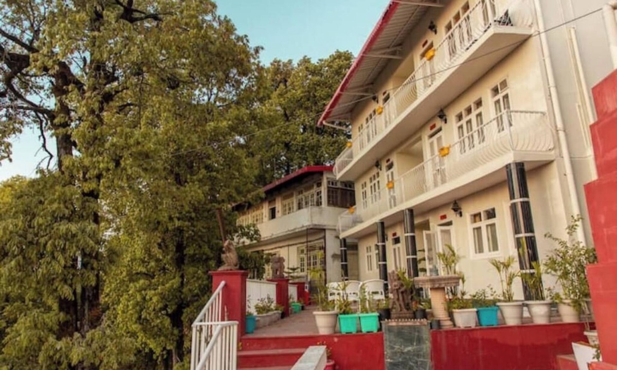 The Mall Road Apartment | Arvelia Teak by Da Alohas