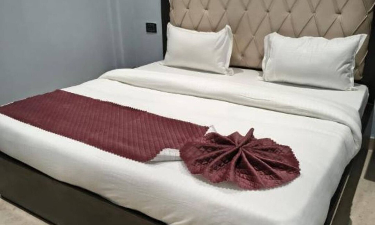 Chandauli Bed & Breakfast | Asahi Palace- Room 1 - bed & breakfast with AC in Varanasi