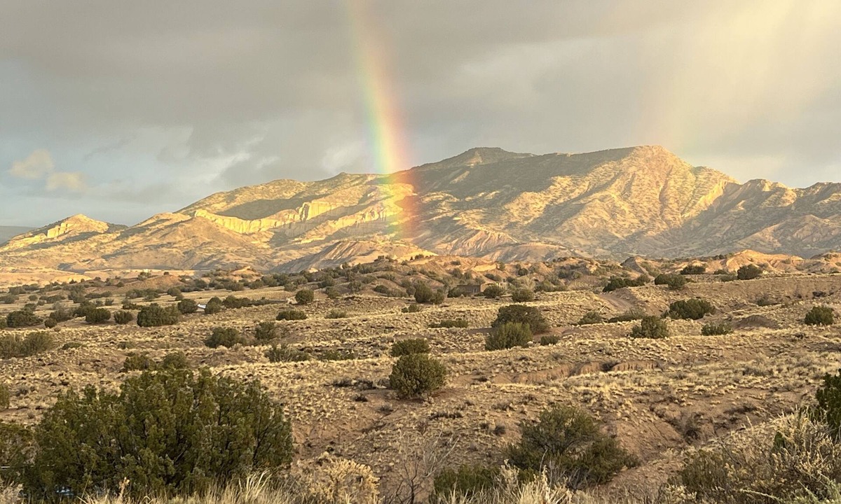 Abiquiu House | Awe inspiring views overlooking the Chama river valley, iconic Pedernal. Cozy.