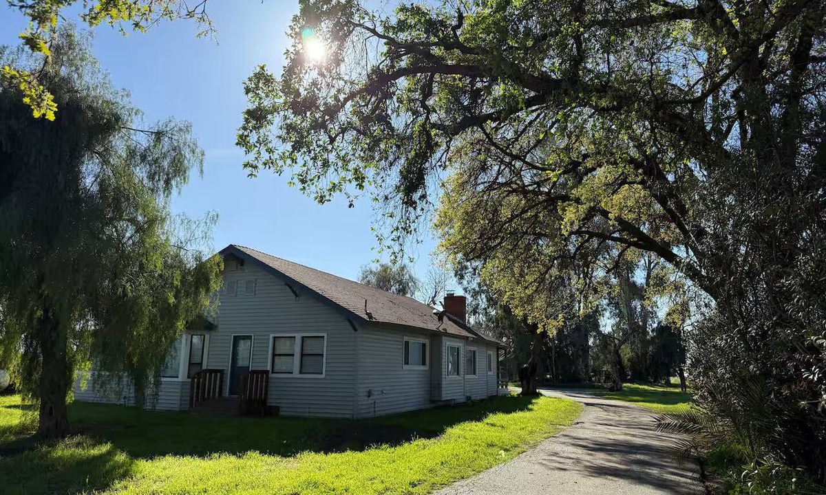 Clovis House | Beautiful Rustic 4-bedroom farm house with AC in charming Clovis