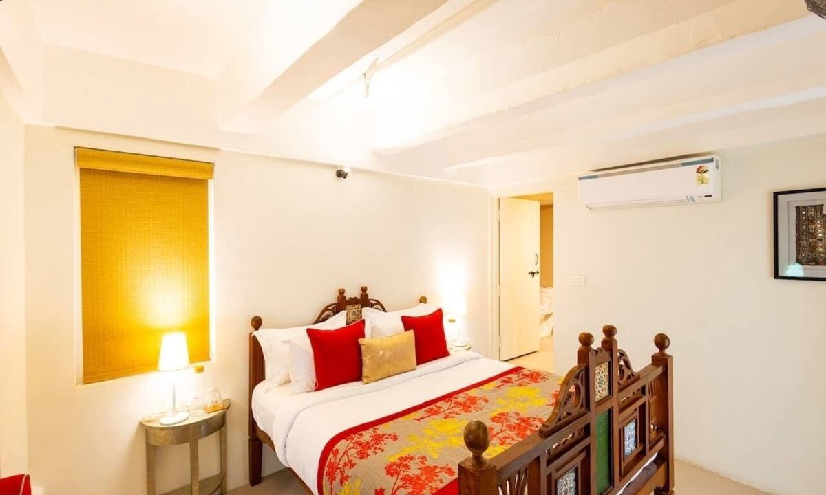 Udaipur City Centre House | BlueRoot Heritage Home Spacious Room Old city