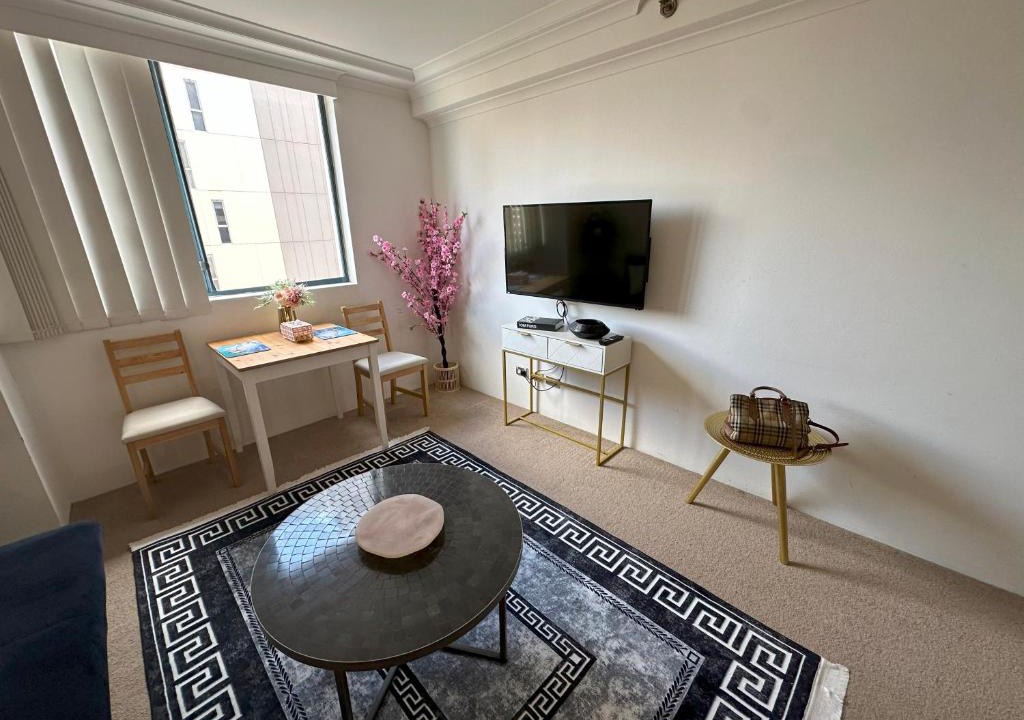 Haymarket Apartment | City at Your Doorstep, Close to all transports, king bed, great feedback