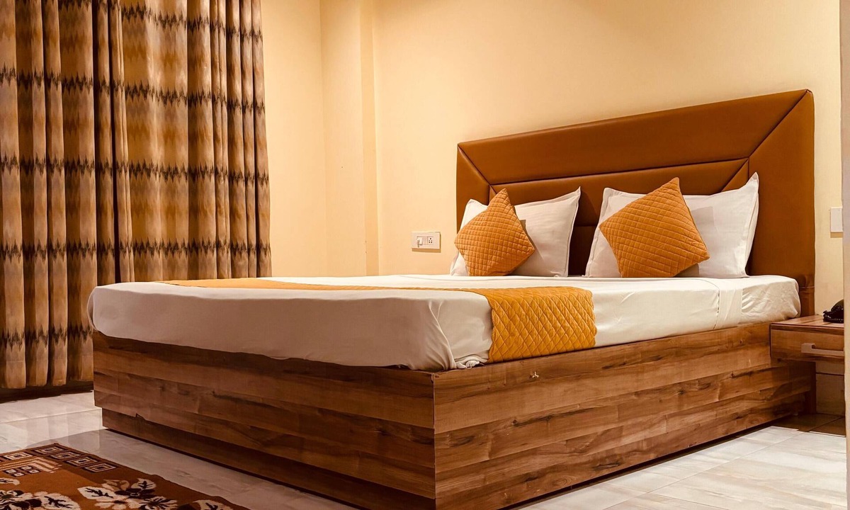 Mahipalpur Hotel | Couples Room with Attached Washroom Near Delhi Airport