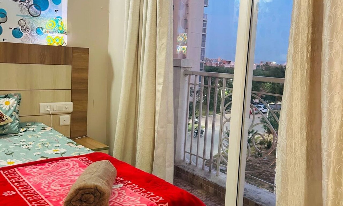 Vrindavan Apartment | Cozy 1-Bedroom Apartment in Vrindavan with Balcony & AC