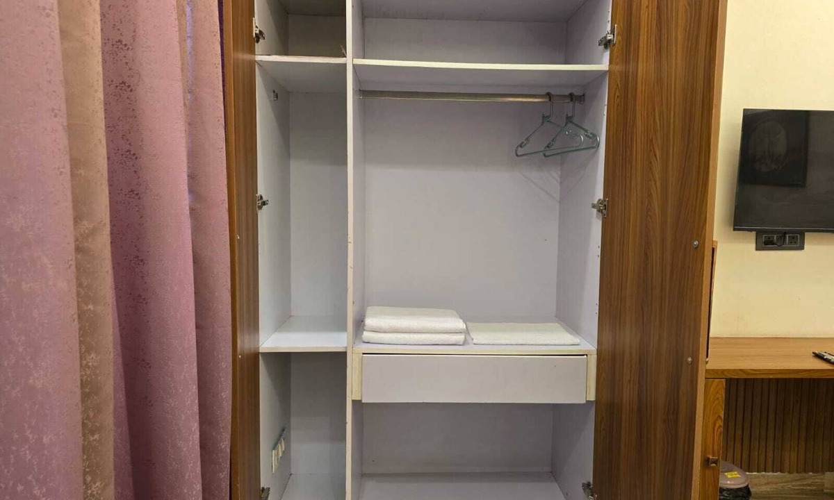 Greater Noida Apartment | Cozy 1-bedroom studio in wonderful Greater Noida with AC
