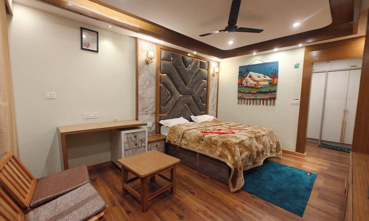 Manali Apartment | Cozy Wood Paneled Scenic Room with Walk-in Closet