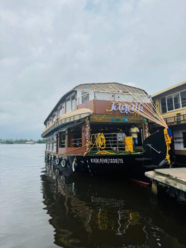 Mullakkal Bed & Breakfast | Dreams Spectrum Luxury houseboat
