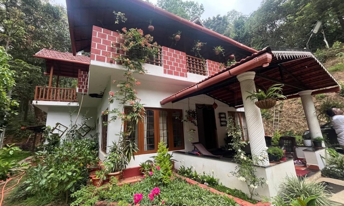 Stuart Hill House | Duplex villa in the middle of the coffee estate with no neighbours around.