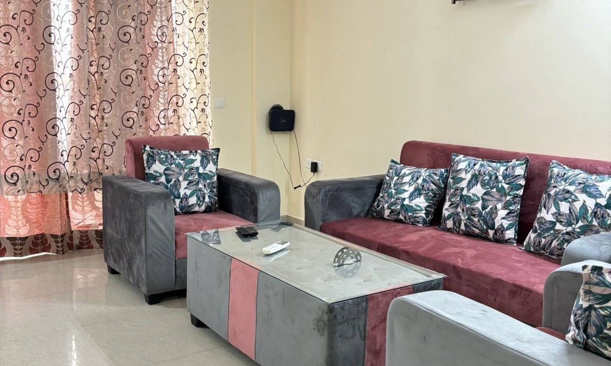 Gomti Nagar Apartment | Easytrip- Swimming poolside living