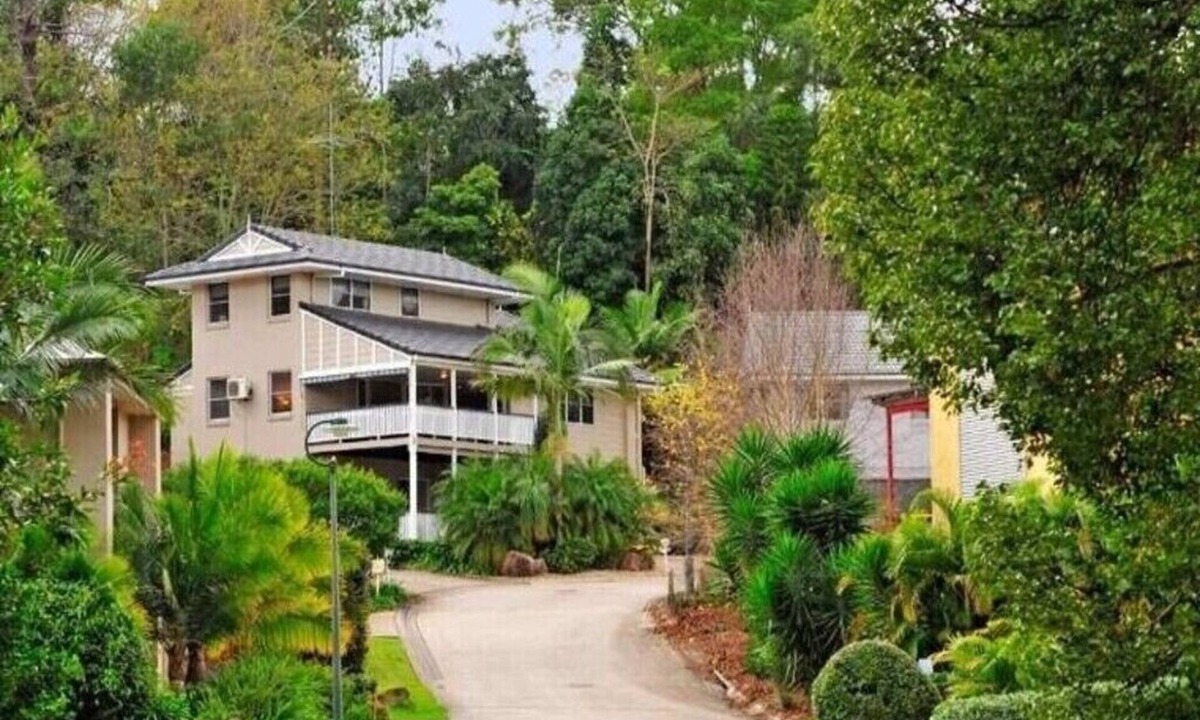 Indooroopilly House | Executive spacious big house near shops/buses/train