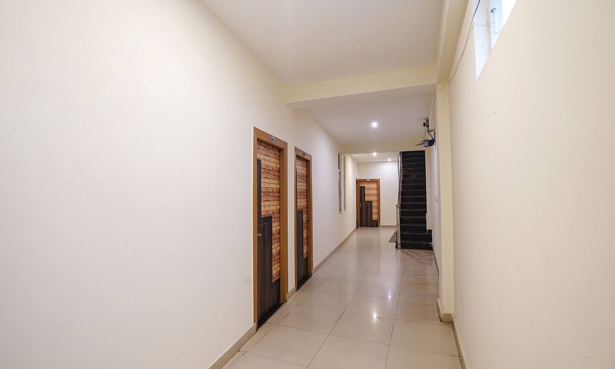 Sector 62 Hotel | Fabhotel Aanya Suites