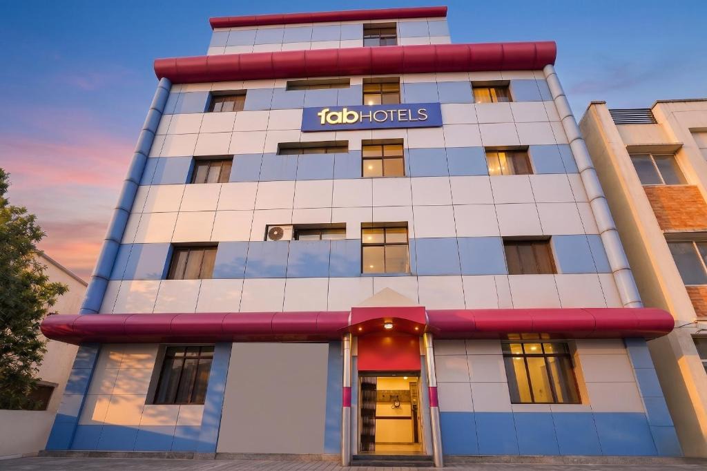 Perambur Purasavakam Hotel | FabHotel Le Royal Inn - Nr Madras Medical Mission Hospital