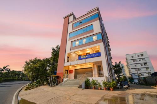 Kukatpalli Hotel | FabHotel SRH Pride - Nr Hitech City Railway Station