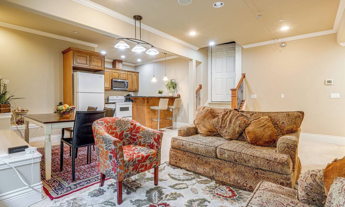 North Rose Hill Apartment | Full Kitchen & Laundry! Kirkland Studio Suite
