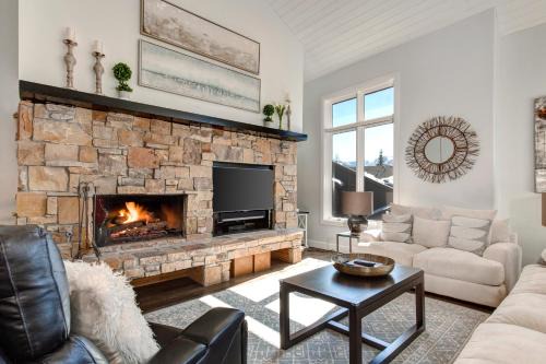 Park Meadows House | Glamorous Gallivan Loop