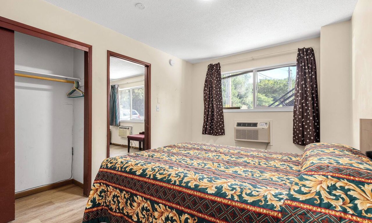 Gresham Hotel | Golden Knight Motel
