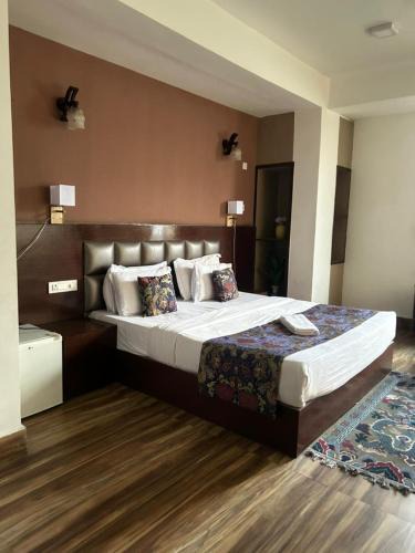 Gangtok Hotel | Goroomgo Hotel Twin Spring Gangtok - Restaurant & Parking Facilities - Hotel-at-Prime-Location