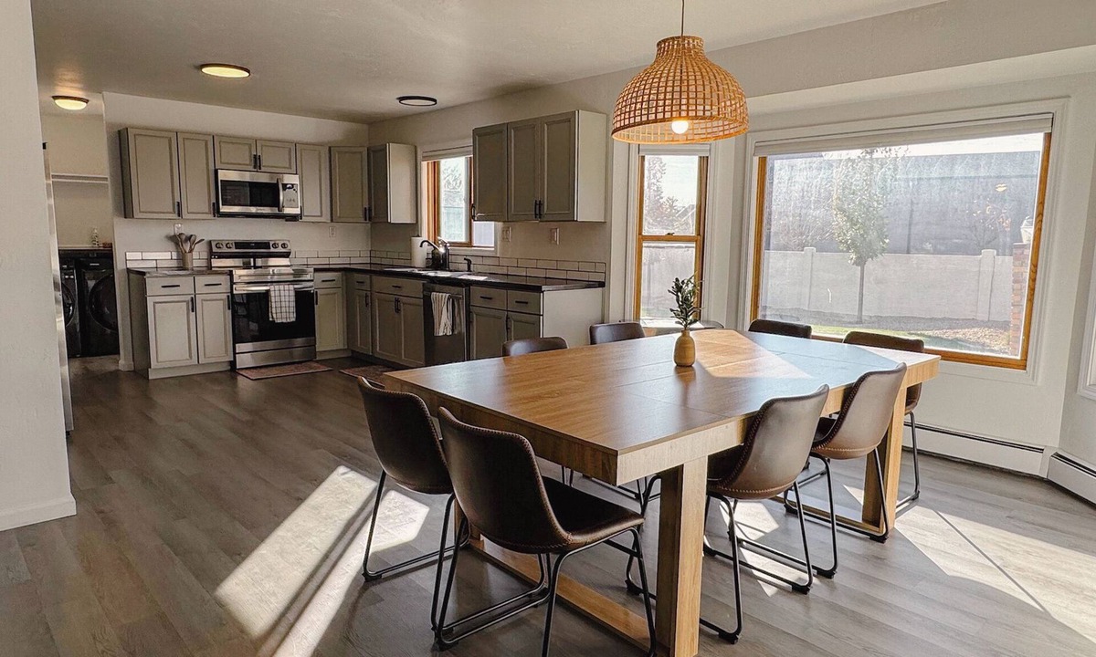 Grand Junction House | Group Base Camp - Sleeps 15+, 2x Game Rooms, Hot Tub