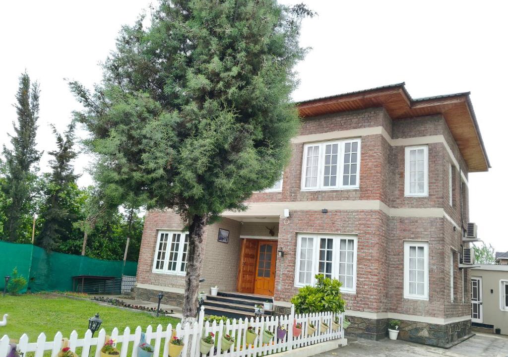 Srinagar House | Gulberg Cottage - Family & Couple Rooms Near Srinagar Airport