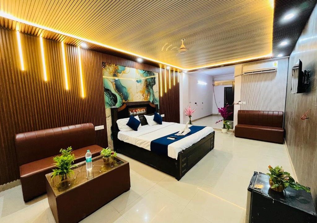 Sainik Farm Hotel | Happy Residency - Near Saket Metro