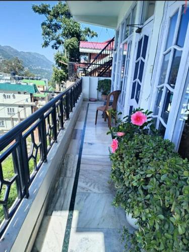 Bajoral Khurd House | Harmony Homestay Couple & Family friendly prime location Easy access to Mall Rd -City view