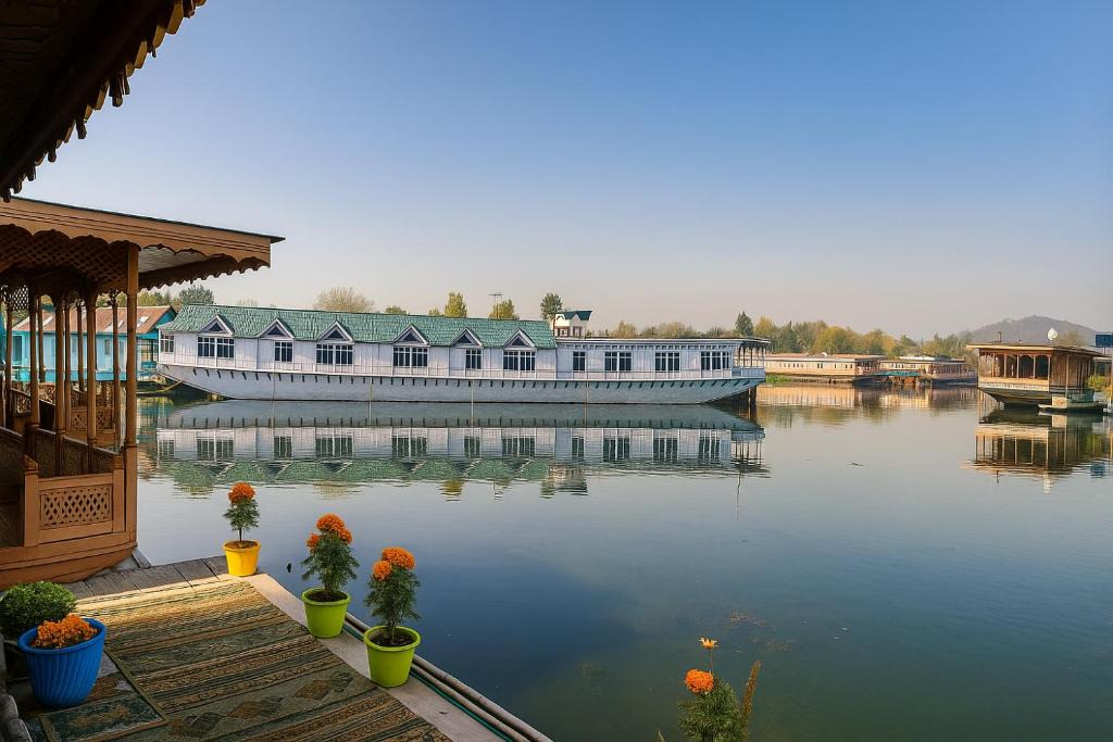 Dal Lake Hotel | HAYAT Group OF Houseboats