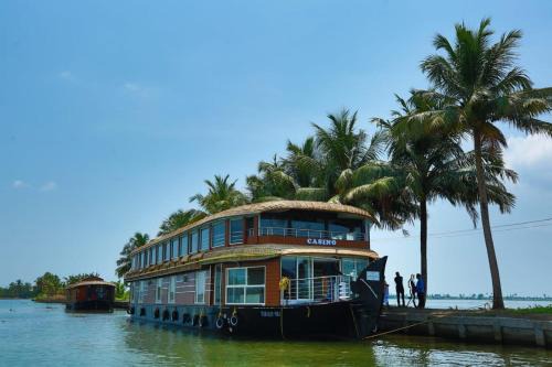Erezha Boat Rental | Hills & Cruise Luxury Houseboats