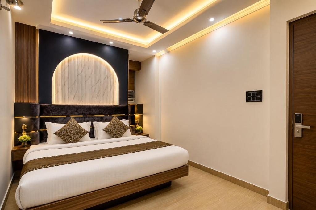 Paharganj Hotel | Hotel Bala Ji International New Delhi Railway Station