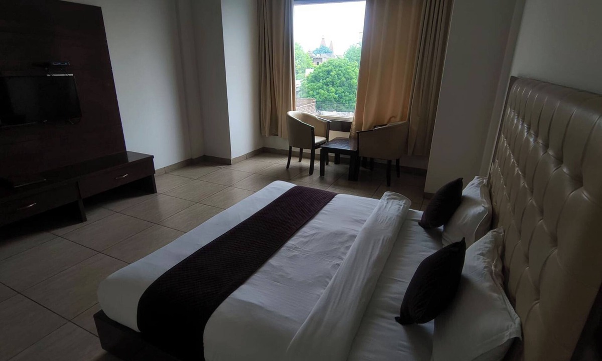 Govardhan Hotel | Hotel Girraj Inn