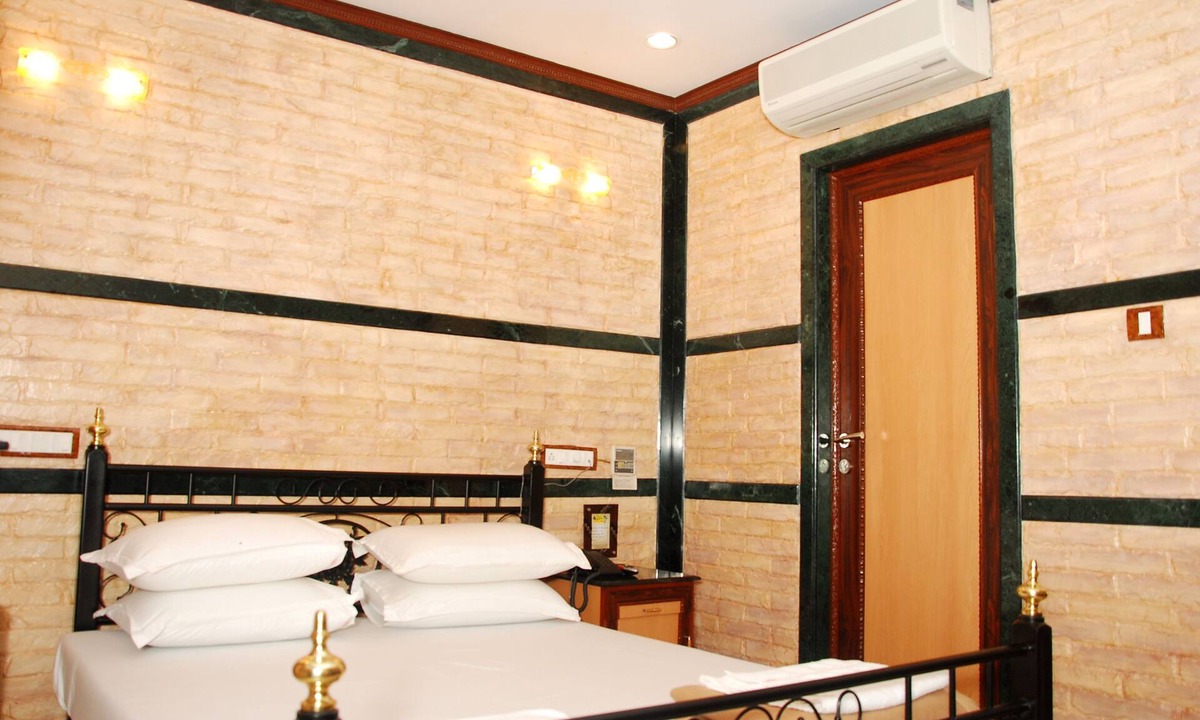 Girgaon Hotel | Hotel Hira