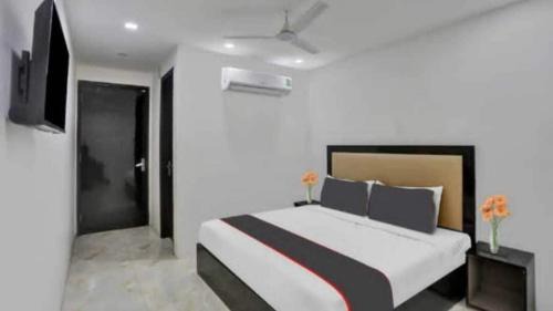 East of Kailash Hotel | Hotel O NK Prime Residency Near Lotus Temple