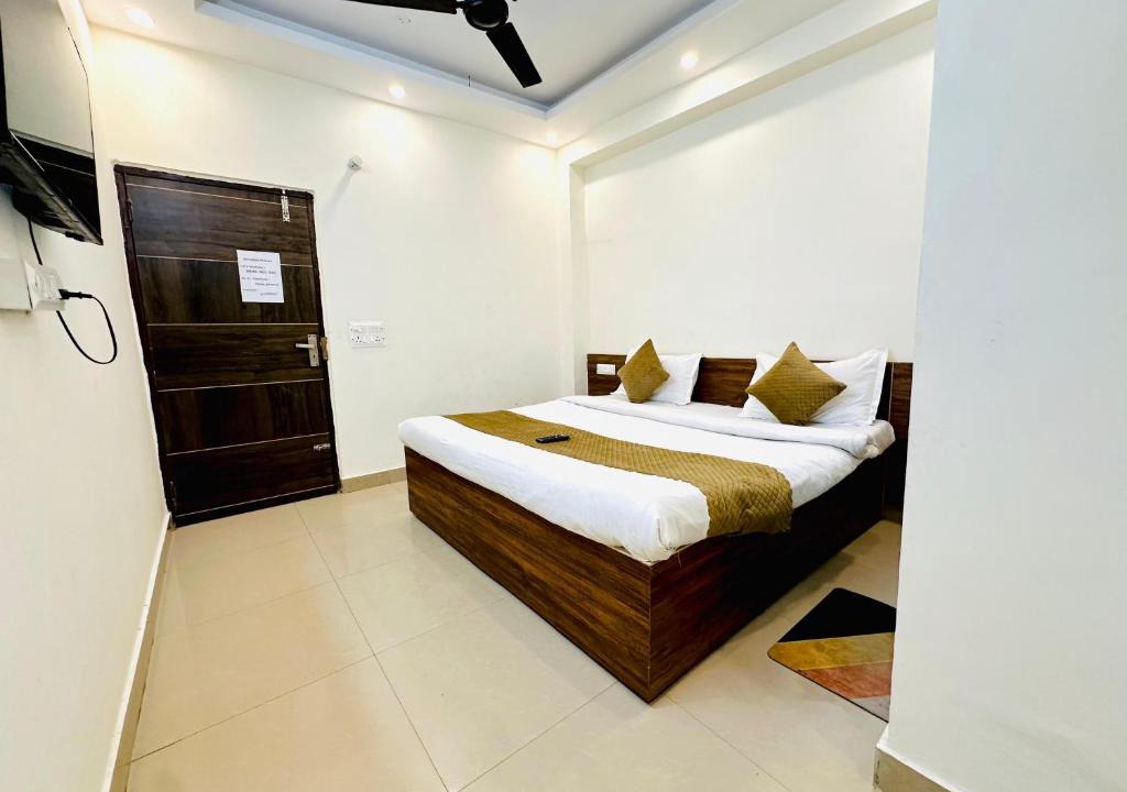 Sector D Hotel | Hotel Poonam Palace - ILBS Hospital