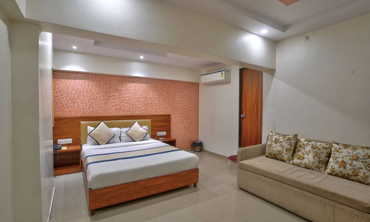 Vile Parle West Cabin | Hotel Saineel Residency