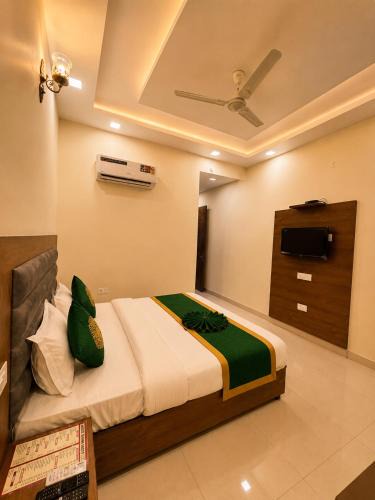 Zirakpur Hotel | Hotel Woodlark Heights Zirakpur Chandigarh ! Family Hotel ! Easy Airport Access ! Budget Friendly