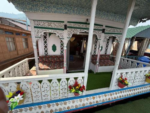 Dal Lake Bed & Breakfast | Houseboat New Retreet