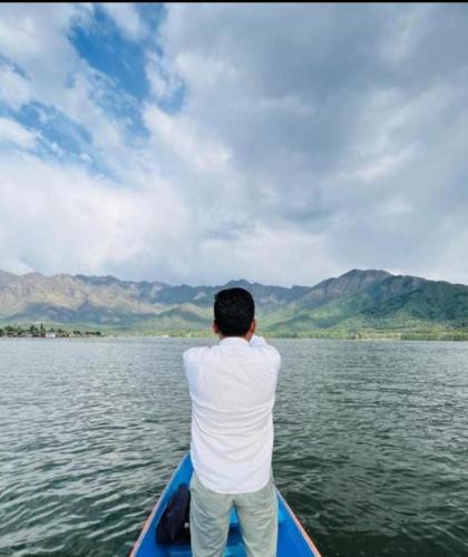 Dal Lake Hotel | houseboat star ruby snow view