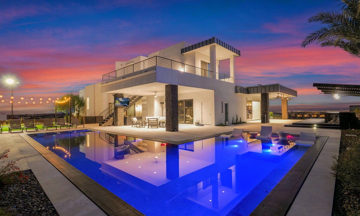Palm Canyon House | HÓZHÓ Camelback| Infinity Pool & Movie Theater