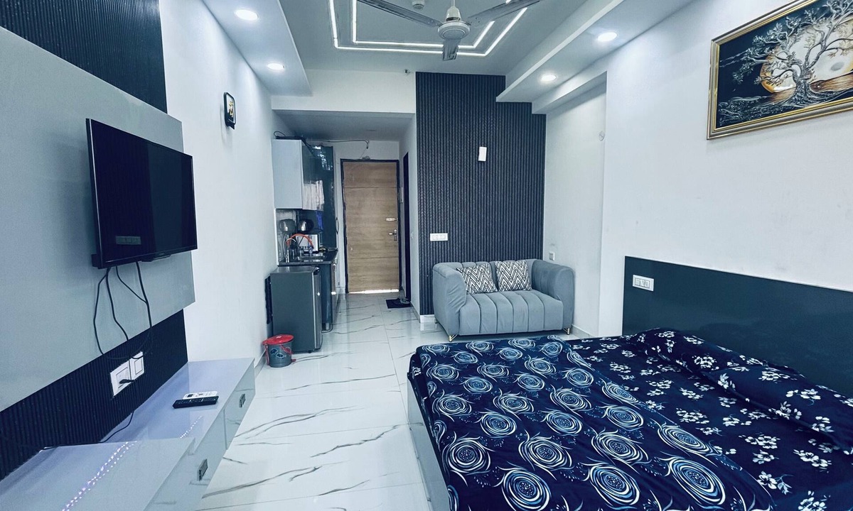 Greater Noida Apartment | Independent Cozy studio @Gaur city center