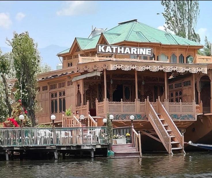 Dal Lake Boat Rental | Katharine Luxury Houseboats
