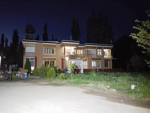 Hunder House | LA-TSAS GUEST HOUSE