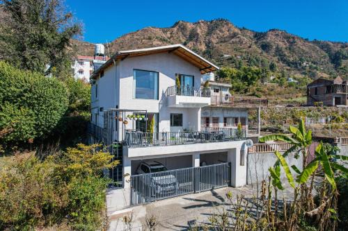 Bhimtal Villa | Lakefront Villa by ELIVAAS