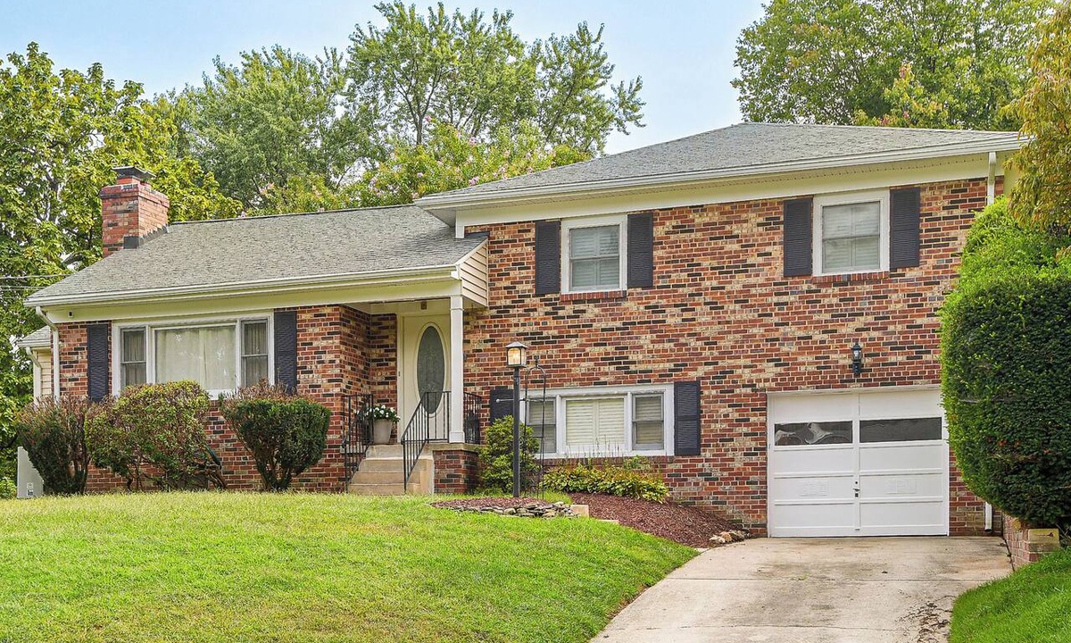 White Oak House | Large Deck & Yard w/ a View! Family Home Near DC