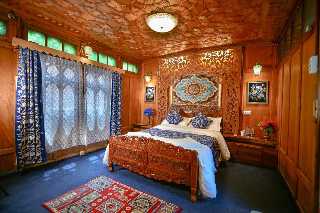 Nagin Bagh Hotel | Lily Houseboat