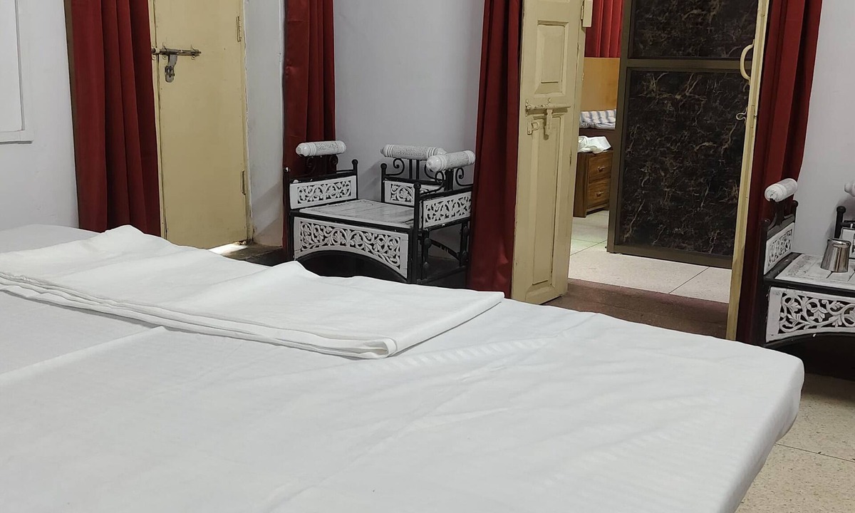 Varanasi House | Lovely 7-bedroom house with AC in Varanasi